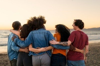 As redes sociais podem ser as maiores aliadas para reencontrar amigos de inf&acirc;ncia  -  (crédito: Freepik/Imagem ilustrativa )