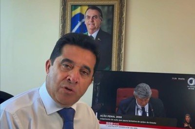 Sargento Rodrigues em uma sala onde aparece a foto do ex-presidente Jair Bolsonaro -  (crédito: Redes Sociais/Reprodução )