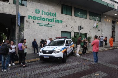 Uma mulher de 32 anos e a filha de 7 anos morreram ao cair do d&eacute;cimo andar de um hotel no centro de Belo Horizonte, na tarde desta segunda-feira (1&ordm;/12) -  (crédito: Marcos Vieira/EM/D.A.Press)