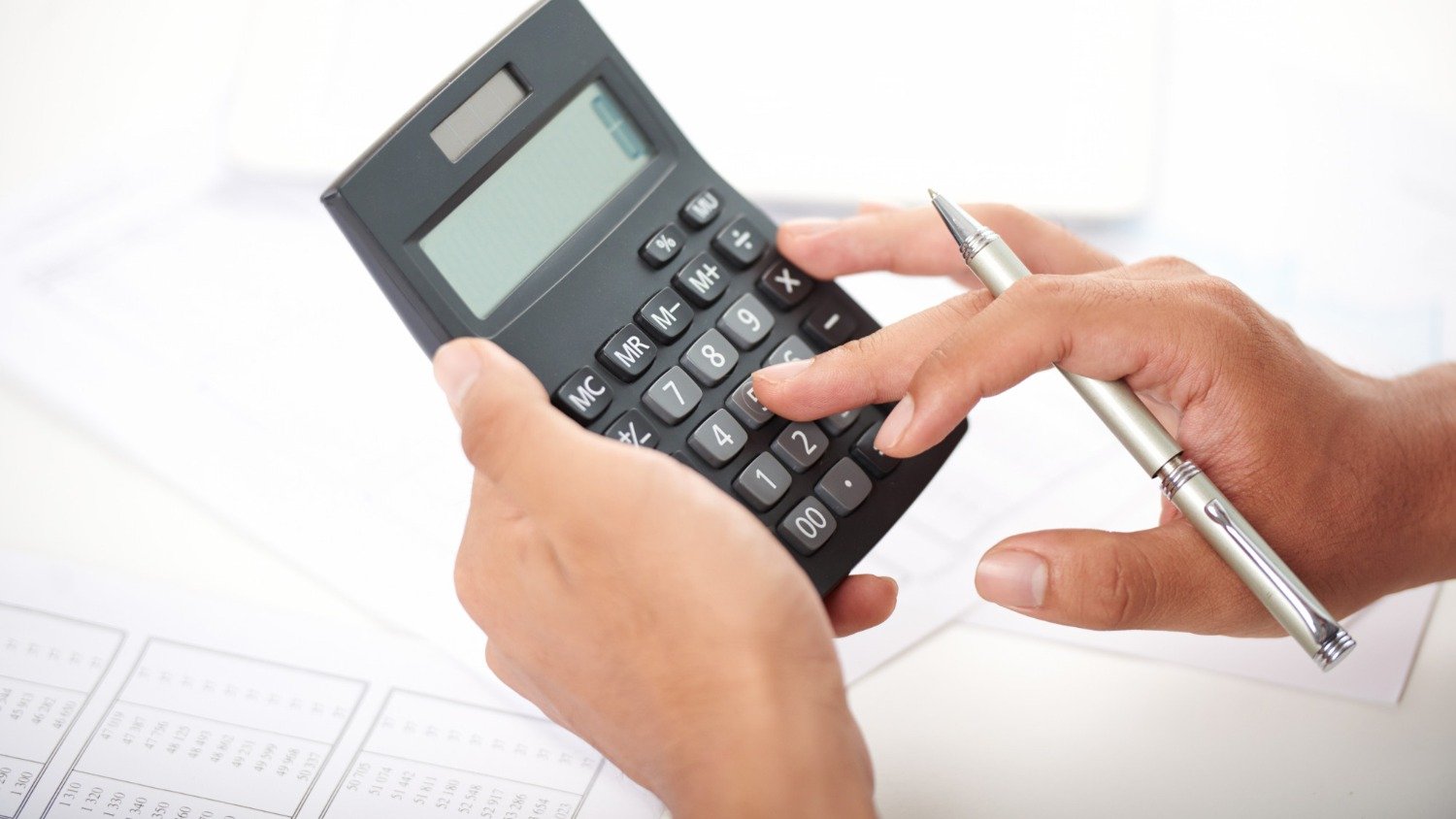 Nome limpo: quais os benefícios imediatos de quitar suas dívidas - &amp;lt;a href=&amp;quot;https://br.freepik.com/fotos-gratis/trabalhador-de-escritorio-irreconhecivel-usando-calculadora_5633643.htm#fromView=image_search_similar&amp;amp;page=1&amp;amp;position=1&amp;amp;uuid=8640ad60-d096-4c12-bb73-d6f25ed2cd12&amp;amp;query=pessoa+segurando+calculadora+fazendo+c%C3%A1lculos+financeiros&amp;quot;&amp;gt;Imagem de pressfoto no Freepik&amp;lt;/a&amp;gt;