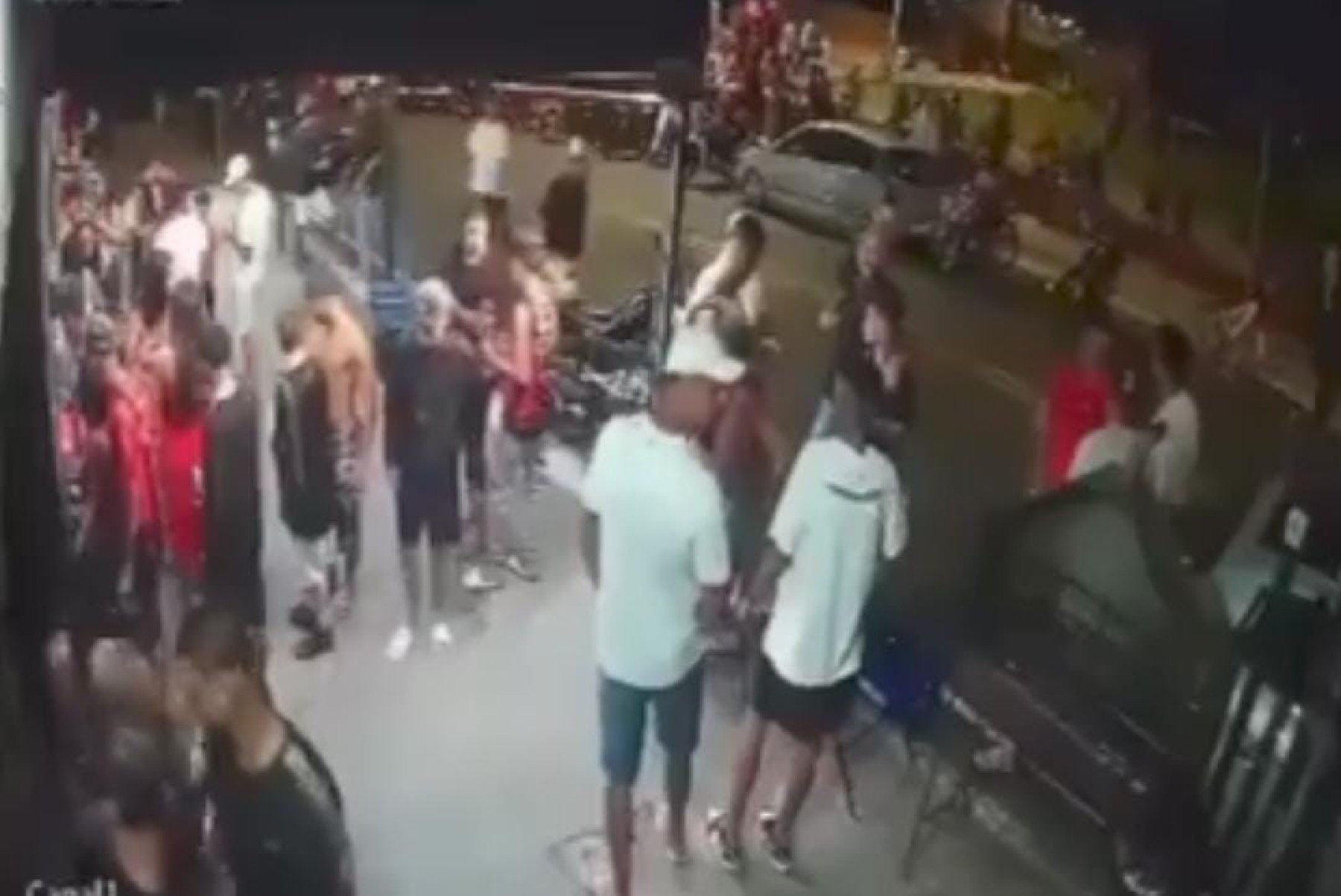 Vídeo flagra momento de tiroteio em bar que matou um e feriu 8