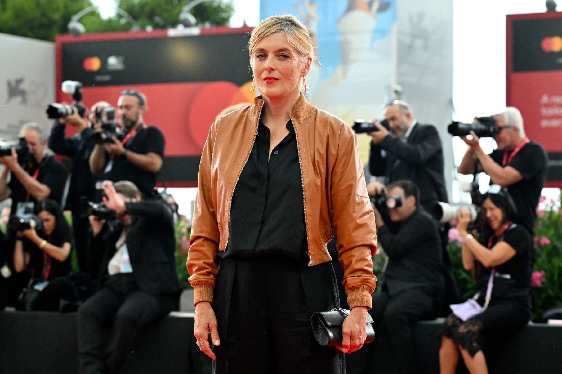  A diretora Valérie Donzelli olha para a câmera e posa para fotógrafos no festival de cinema de Veneza