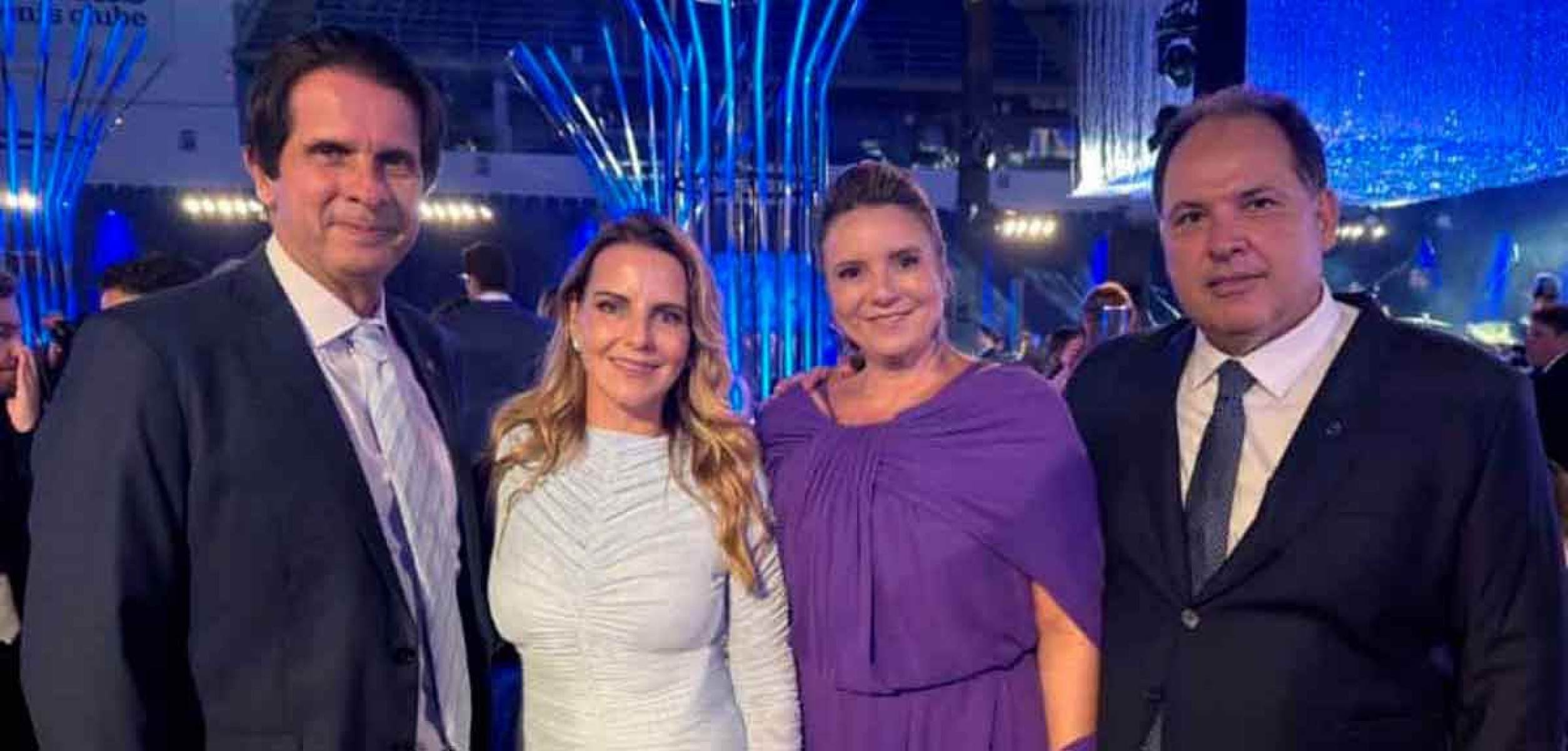 André Baêta e Isabela com Thereza e Carlos Henrique Teixeira