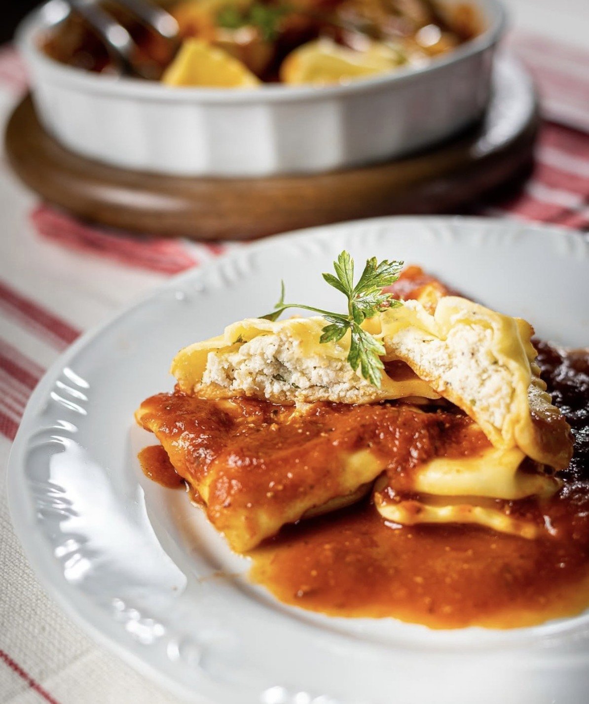 Um dos clássicos da família Peluso é o ravióli recheado com ricota de búfala e molho de tomate