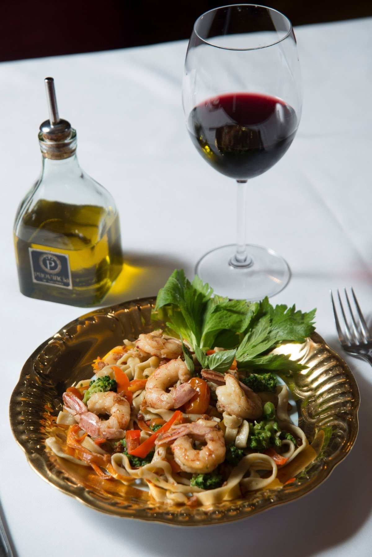 O fettuccine artesanal pode ser servido com brócolis, pimentões vermelhos e camarões grelhados