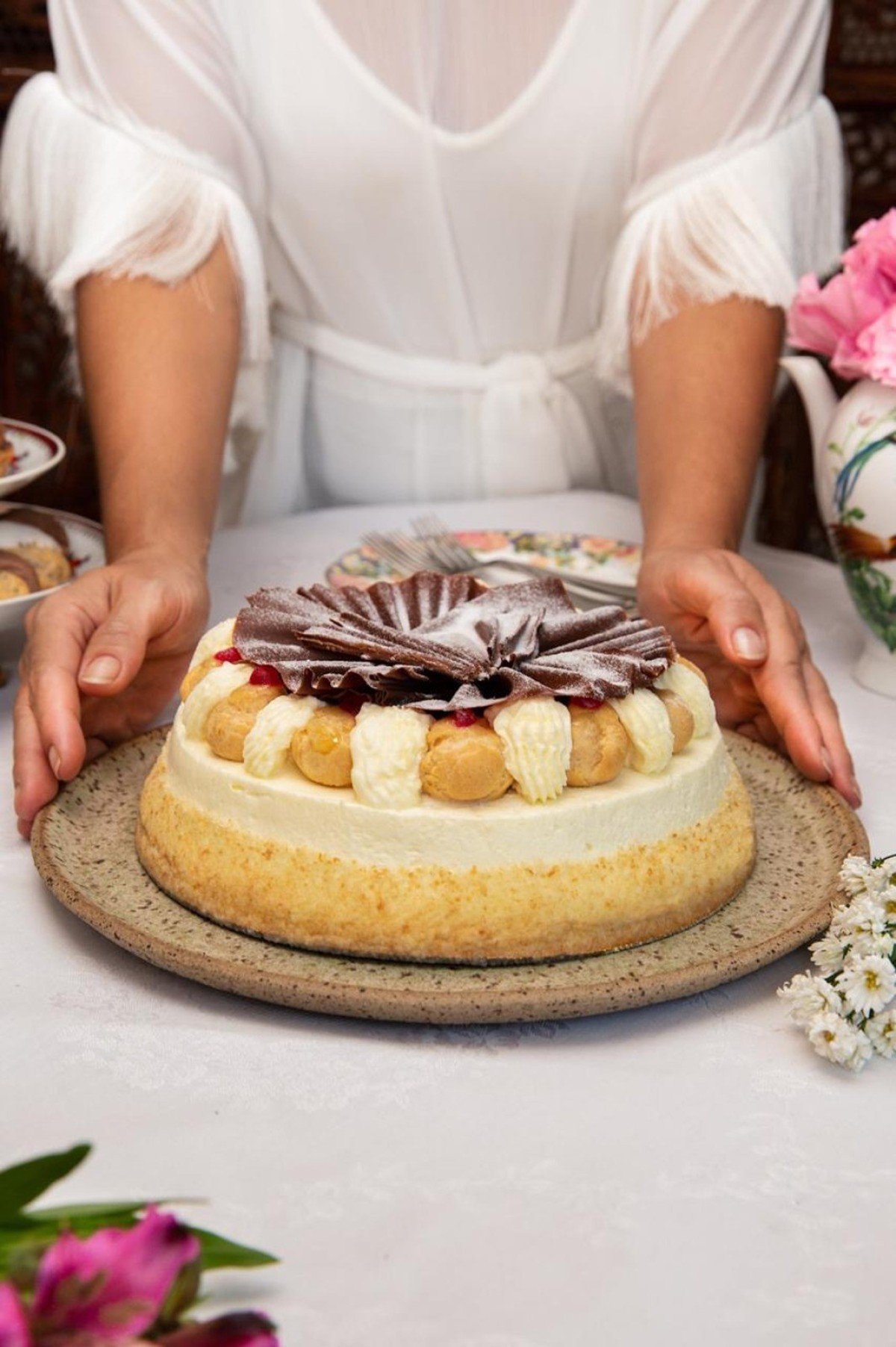 A torta Saint Honoré, feita com camadas de massa folhada recheadas com creme de chocolate, cobertura de chantili, folhas de chocolate e bombinhas de baunilha caramelizadas, é o xodó da casa