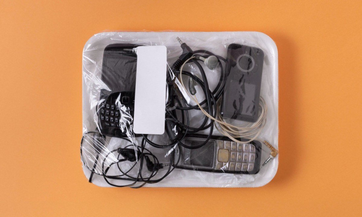 Há uma gaveta especial – geralmente a do escritório – onde os carregadores de celulares antigos vão para não morrer, e chaves desiludidas procuram por suas fechaduras. Formam ali uma estranha floresta de cabos retorcidos e conectores incompatíveis com qualquer aparelho fabricado neste século -  (crédito: Freepik)