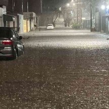 Muro de casa desaba durante chuva e mulher fica presa na Grande BH  - Ed&eacute;sio Ferreira/EM/D.A.Press