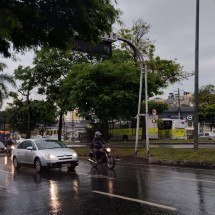 Chuva provoca falha em semáforos e complica trânsito em avenida de BH - Melissa Souza/EM/D.A.Press