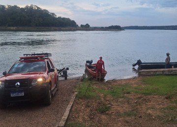 Bombeiros retomaram as buscas no Rio Grande nas primeiras horas da manhã -  (crédito: CBMMG)