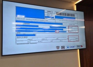 Uma das notas fraudulentas apreendidas pela CIRA-MG, ontem, dentro da Operação Ambiente 186 -  (crédito: Ivan Drummond/EM/D. A. Press)