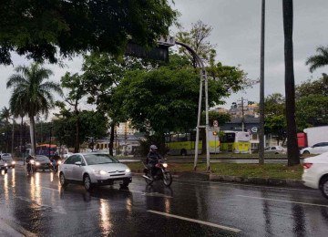 Chuva provoca falha em semáforos e complica trânsito na Antônio Carlos, em BH -  (crédito: Melissa Souza/EM/D.A.Press)