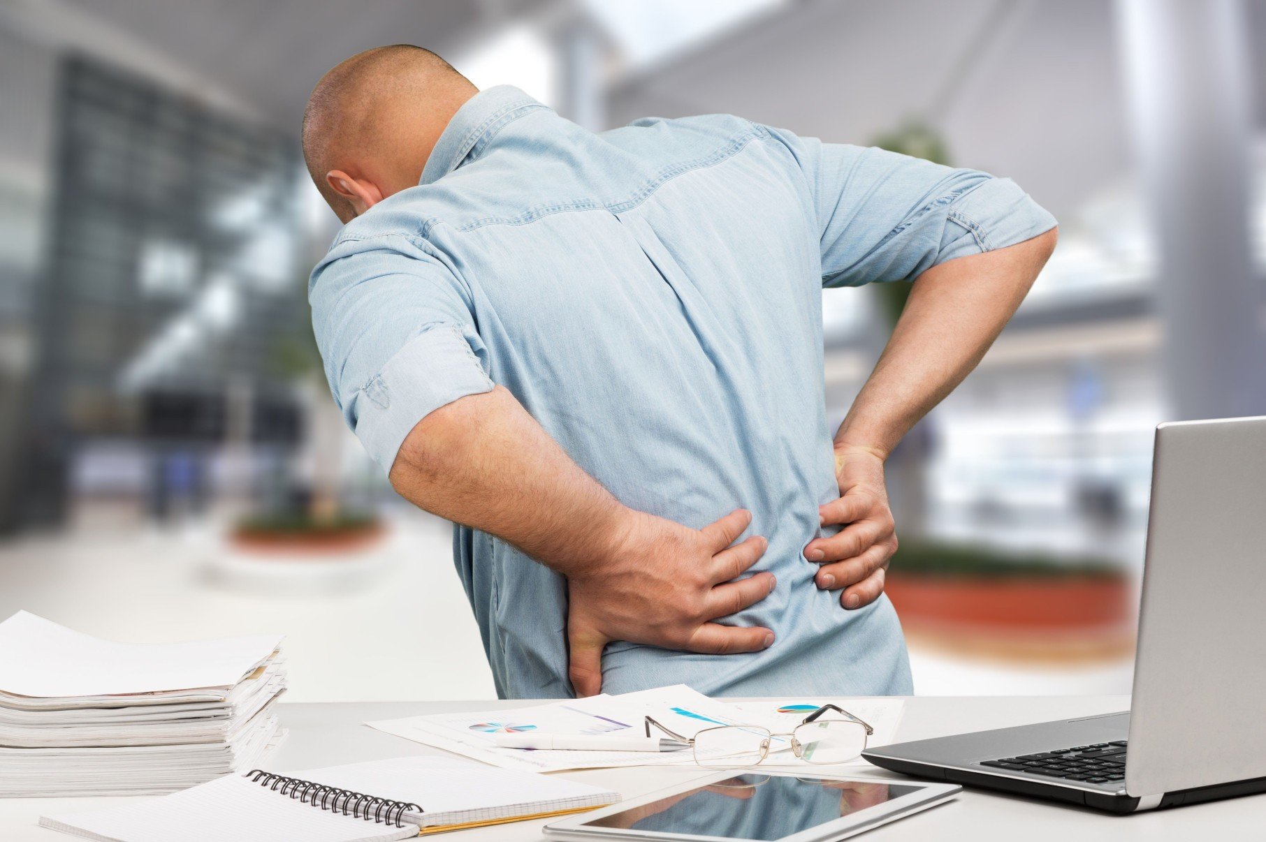 Excesso de peso afeta articulações e causa dor nas costas - DINO