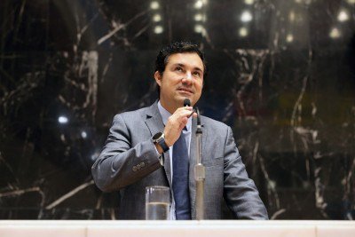 Deputado estadual Cristiano Silveira (PT) durante a sessão plenária da Assembleia Legislativa
 -  (crédito: Luiz Santana/ALMG)