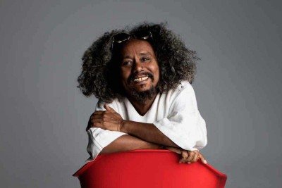 'Mama África' e 'À primeira vista', hits de Chico César, surgiram já no primeiro álbum dele, lançado pela Velas depois de verdadeira odisseia -  (crédito: José de Holanda/divulgação)