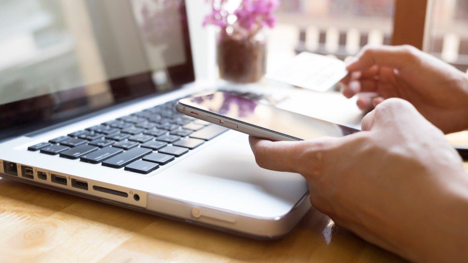 Por que comprar ingresso para show no Brasil é diferente (e mais caro)? - &amp;lt;a href=&amp;quot;https://br.freepik.com/fotos-gratis/negocio-de-cartao-de-banco-de-banco-de-tecnologia_1235241.htm#fromView=image_search_similar&amp;amp;page=1&amp;amp;position=0&amp;amp;uuid=0eecae62-31bb-4692-acb1-678d0aabdf84&amp;amp;query=comprando+ingressos+pela+internet&amp;quot;&amp;gt;Imagem de ijeab no Freepik&amp;lt;/a&amp;gt;