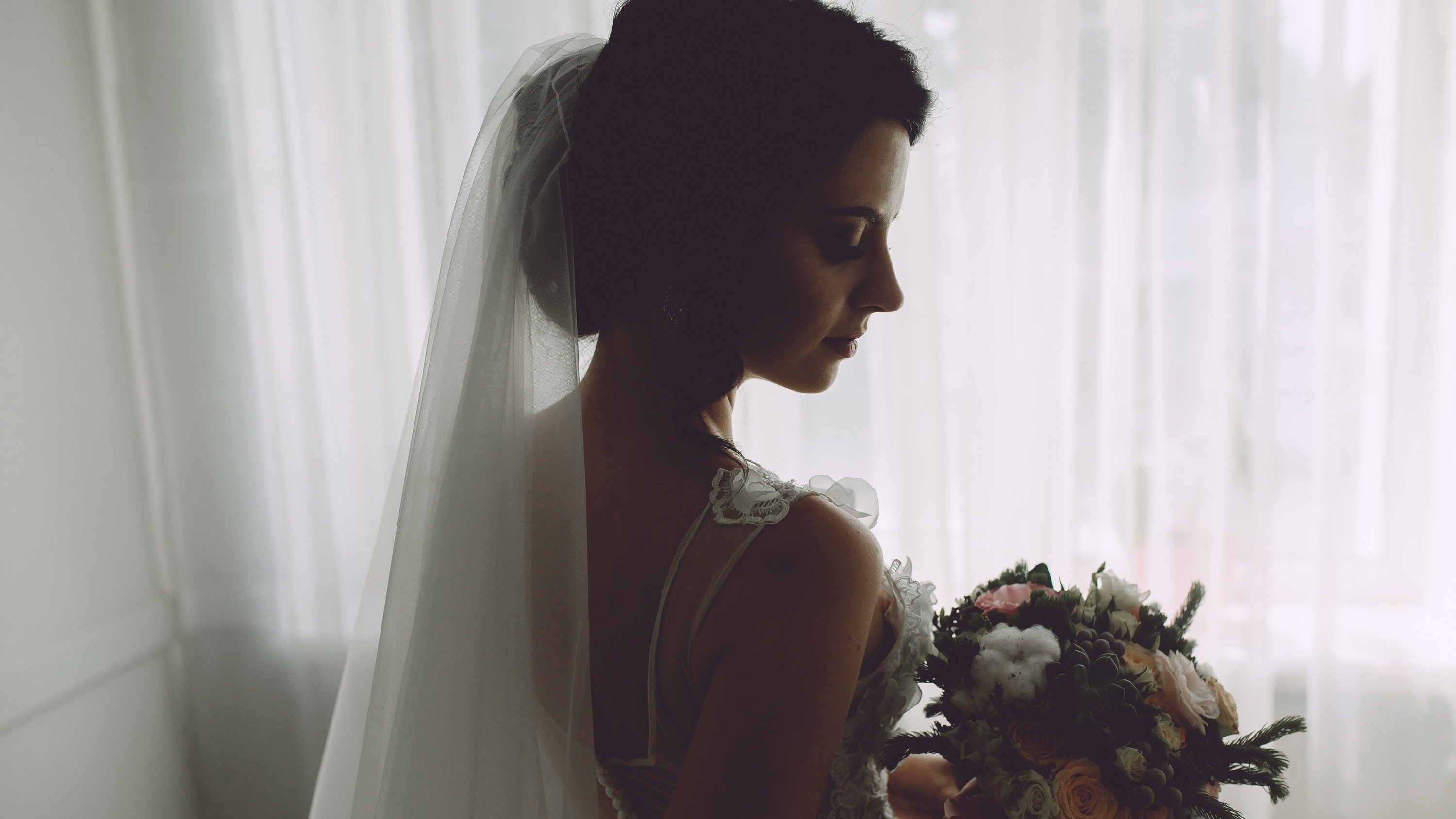 Ver a mulher vestida de noiva antes de casar da azar? Entenda - Reprodu&ccedil;&atilde;o