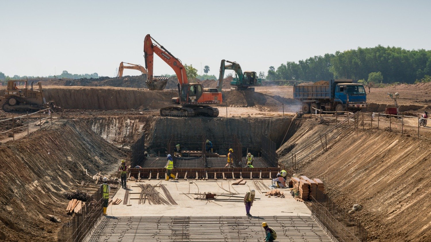 PPP no Brasil: como funcionam as parcerias público-privadas em obras - &amp;lt;a href=&amp;quot;https://www.freepik.com/free-photo/heavy-machines-construction-workers-working-building_9282739.htm#fromView=search&amp;amp;page=1&amp;amp;position=4&amp;amp;uuid=3910ba3d-31e4-4bc1-9f7d-34f20eeb9d12&amp;amp;query=canteiro+de+obra&amp;quot;&amp;gt;Image by wirestock on Freepik&amp;lt;/a&amp;gt;
