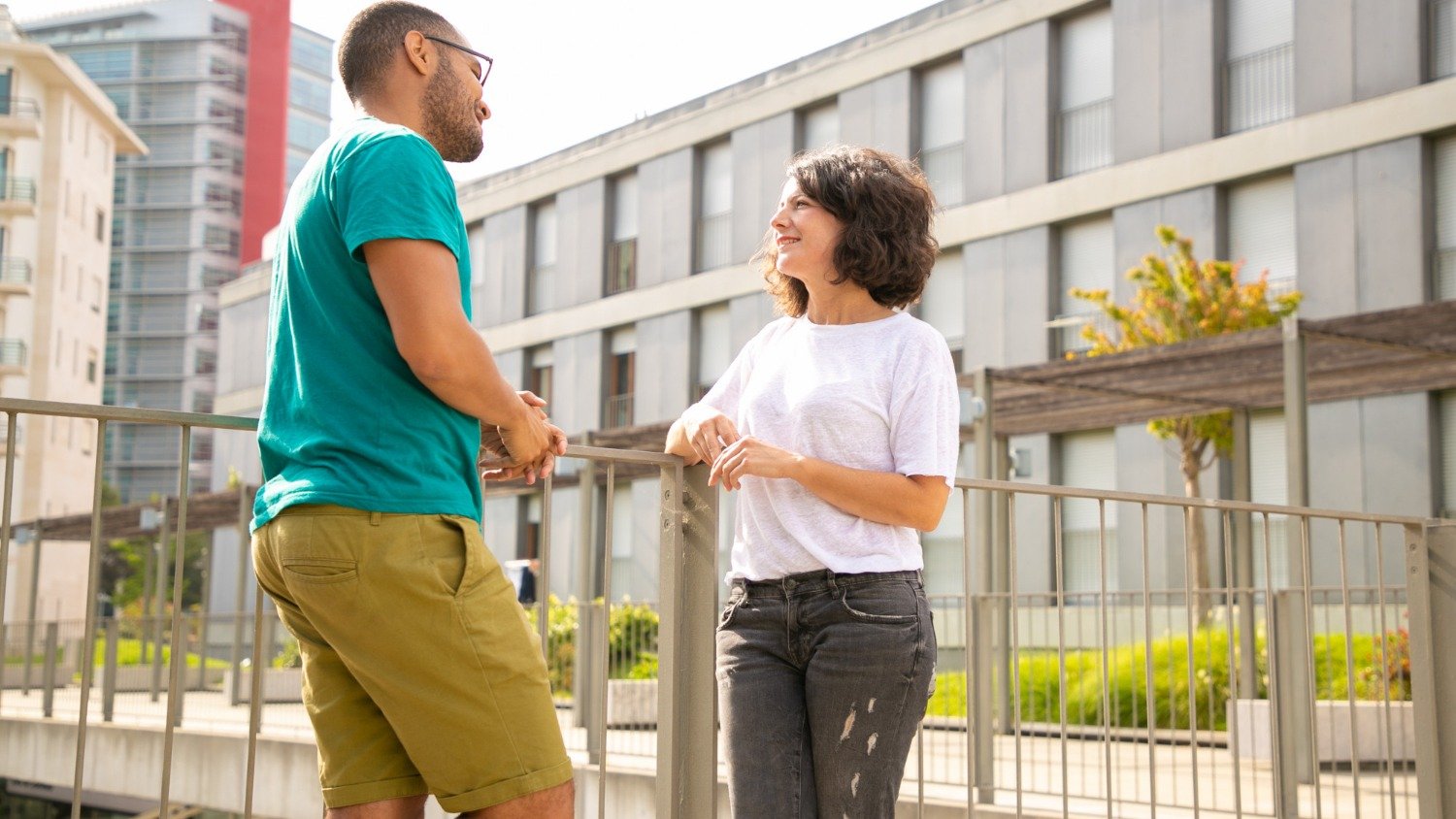 5 dicas de convivência para evitar brigas com vizinhos no condomínio - &amp;lt;a href=&amp;quot;https://br.freepik.com/fotos-gratis/sorrindo-homem-mulher-falando-rua_6448081.htm#fromView=image_search_similar&amp;amp;page=1&amp;amp;position=0&amp;amp;uuid=e46f2566-ca86-4013-bf11-d285f3b59fb0&amp;amp;query=vizinhos+condom%C3%ADnio&amp;quot;&amp;gt;Imagem de pch.vector no Freepik&amp;lt;/a&amp;gt;