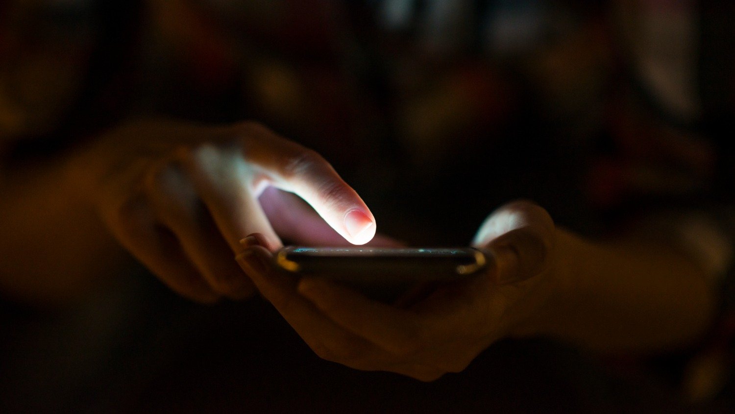 Como denunciar casos de abuso infantil de forma segura e anônima - &amp;lt;a href=&amp;quot;https://br.freepik.com/fotos-gratis/mulher-usando-seu-telefone-celular-horizonte-da-cidade-fundo-da-luz-da-noite_1162688.htm#fromView=search&amp;amp;page=1&amp;amp;position=8&amp;amp;uuid=6595be3d-fd73-4e83-b7dd-93ac985f59ff&amp;amp;query=liga%C3%A7%C3%A3o+an%C3%B4nima&amp;quot;&amp;gt;Imagem de Dragana_Gordic no Freepik&amp;lt;/a&amp;gt;