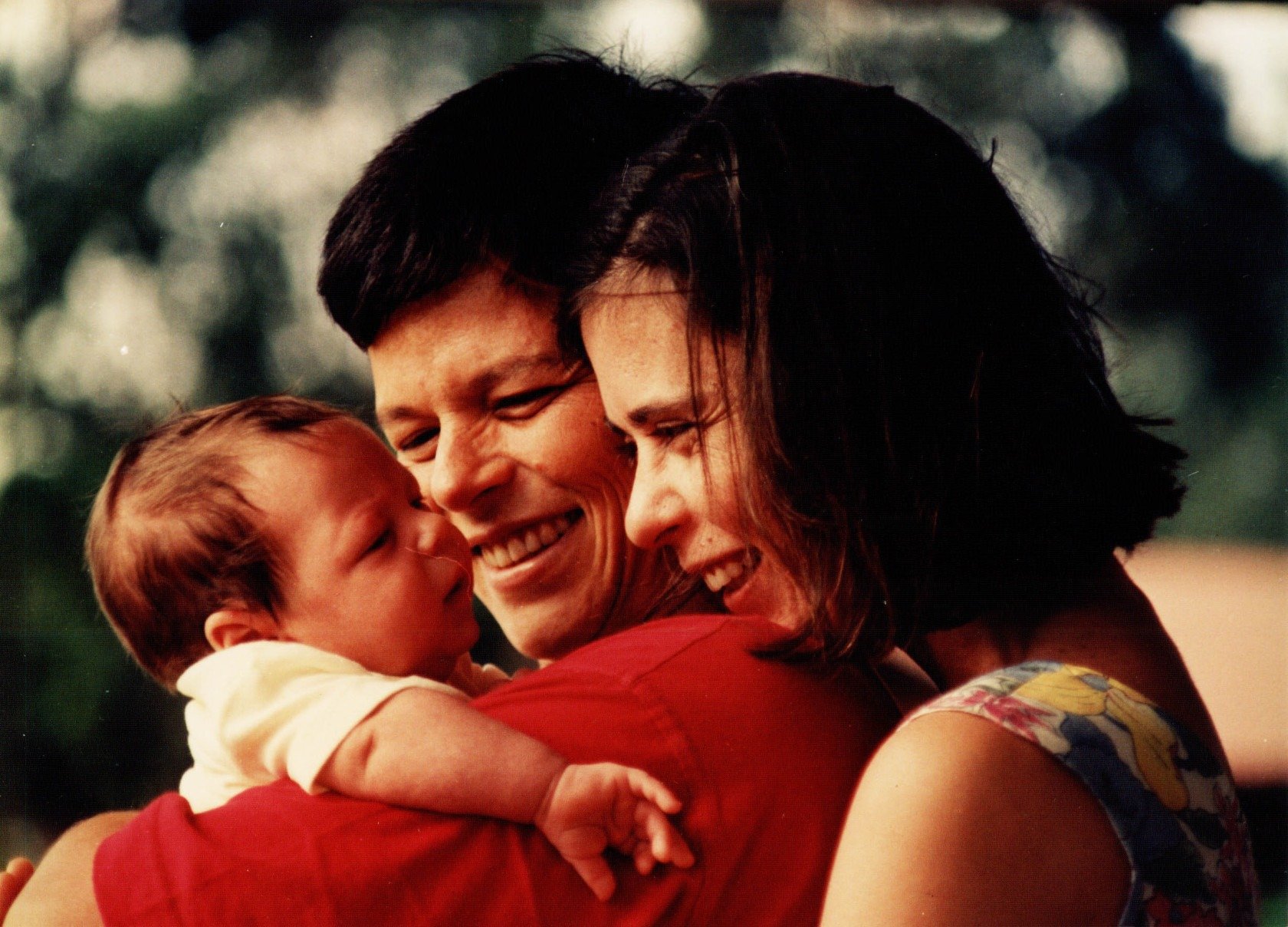 Cássia Eller e a mulher, a mineira Maria Eugênia Vieira Martins, sorriem para o bebê Francisco, o Chicão, no colo de Cássia