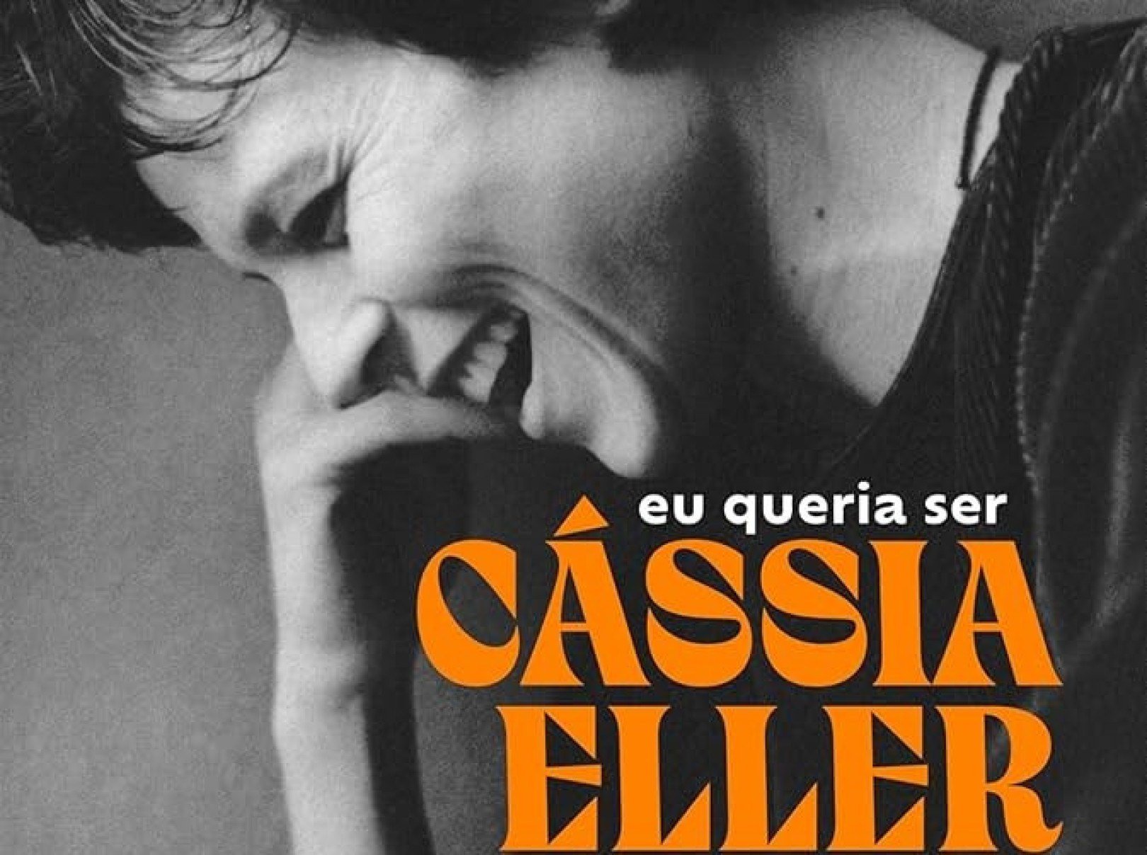 Cassia Eller sorri, com a mão no rosto, e está de lado na capa do livro Eu queria ser Cassia Eller, de Tom Cardoso