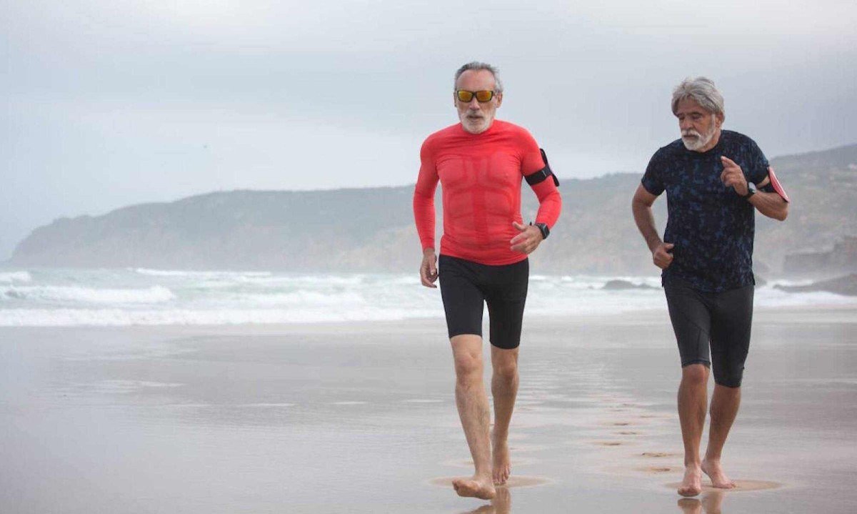 Idosos caminham na praia: longevidade não é apenas quantos anos se vive, mas como se vive esses anos -  (crédito:  Kampus Production)