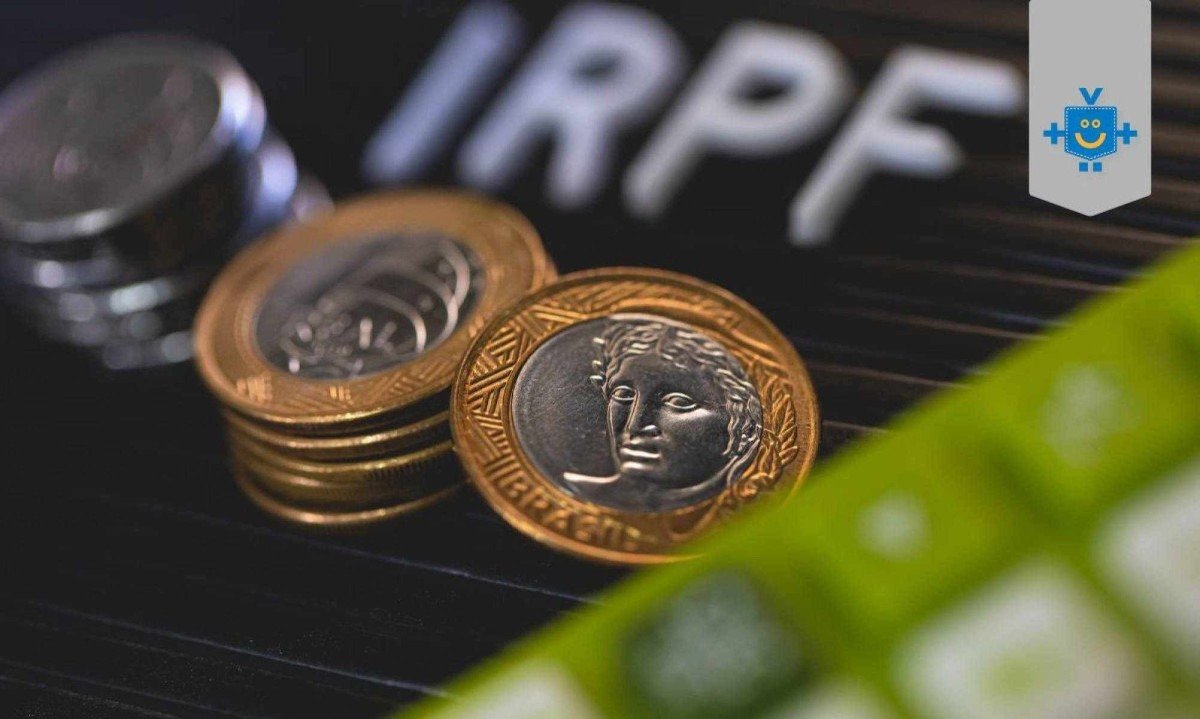 Moedas de real sobre teclado com a sigla IRPF ao fundo, representando o imposto de renda e a fiscalização financeira no Brasil. -  (crédito: Reprodução Educando seu Bolso)