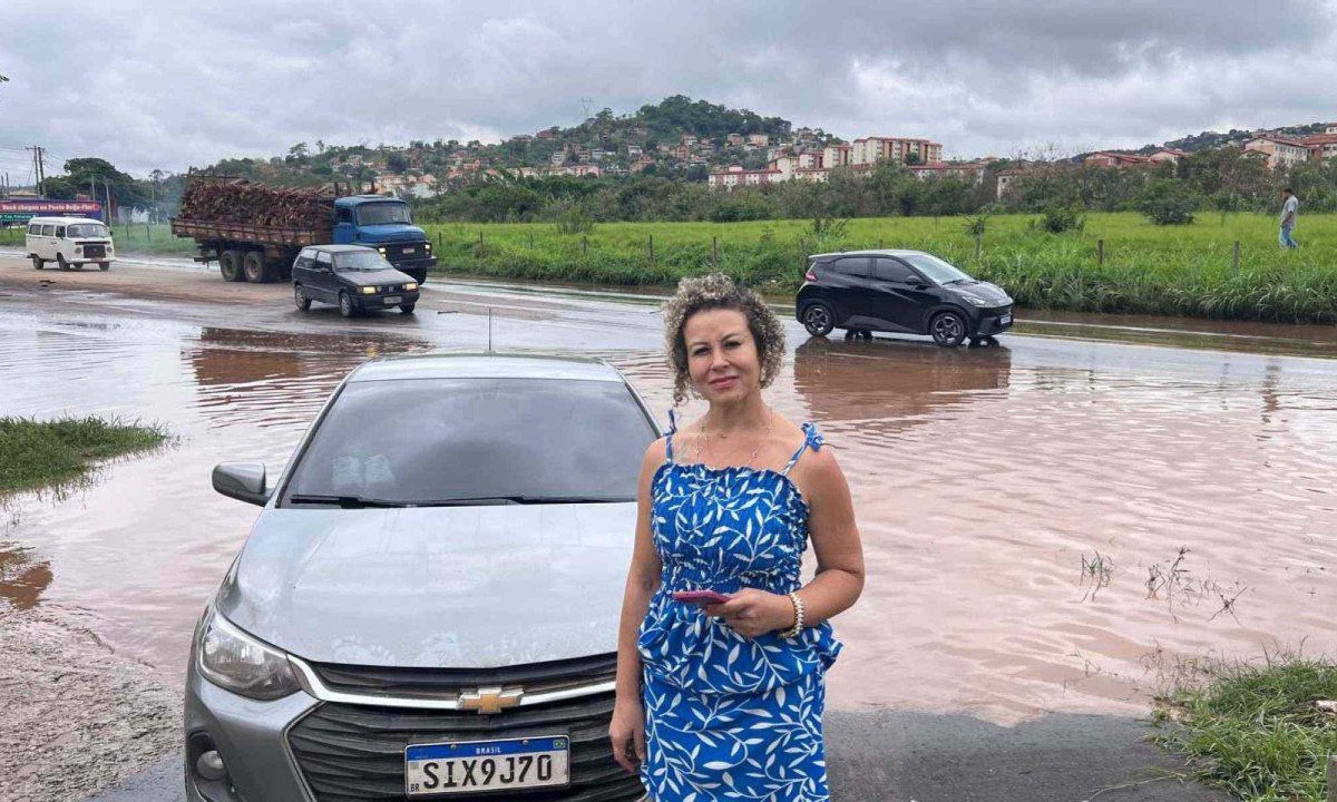 A autônoma Silvia Maria tentou arriscar atravessando o alagamento na BR-381 e o carro acabou 