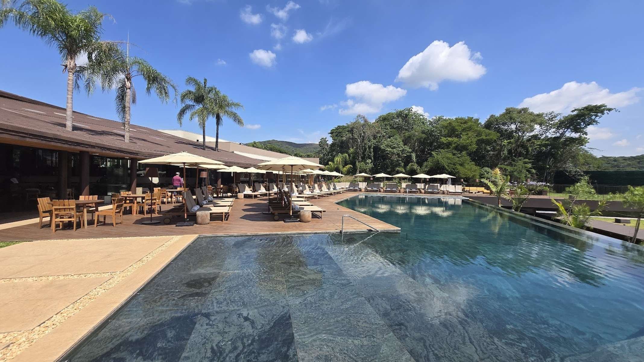 Piscina com borda infinita e aquecida do Clara Arte-Carlos Altman/EM