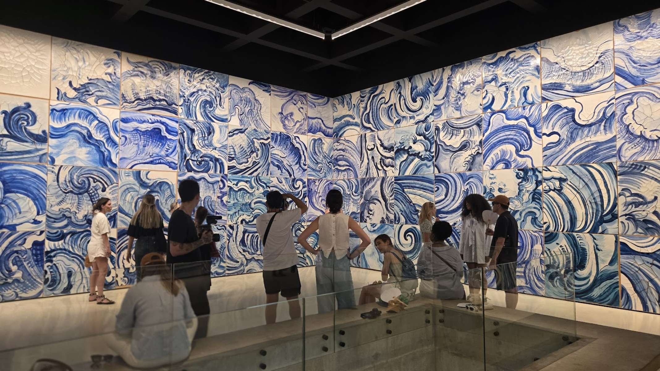 Sem pressa, participantes convidados pela Matercard puderam apreciar a obra 'Celacanto Provoca Maremoto', da artista Adriana Varejão, em Inhotim-Carlos Altman/EM