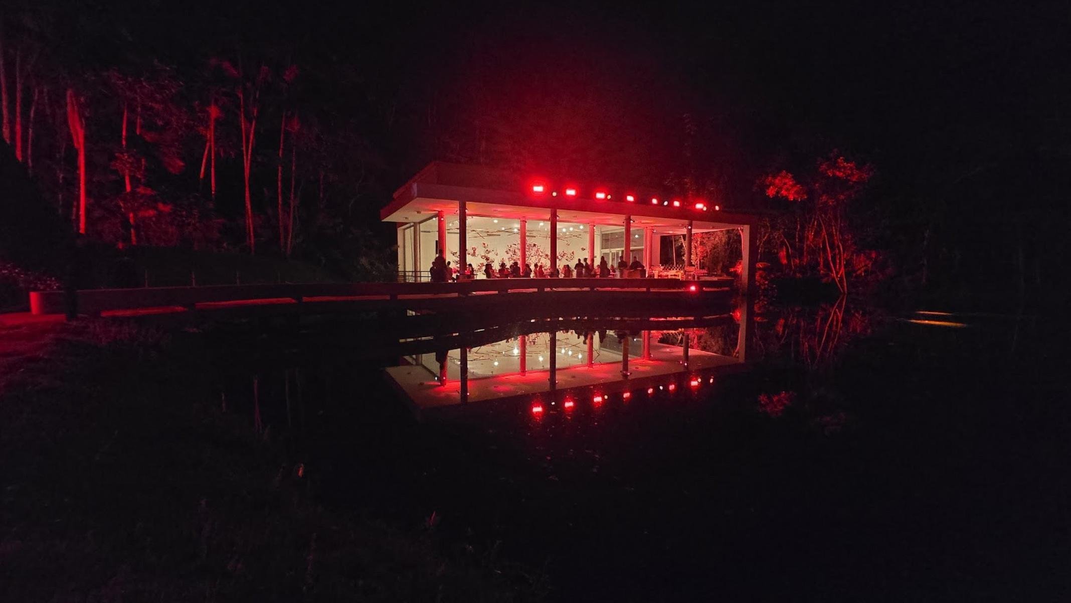 Jantar preparado pelo chef Alex Atala foi uma das experiências na Galeria True Rouge, do artista Tunga, em Inhotim