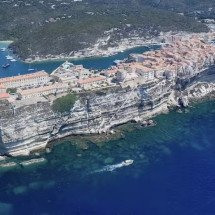 Cidade do século 9 fica suspensa sobre falésias no Mediterrâneo - Reproduc?a?o