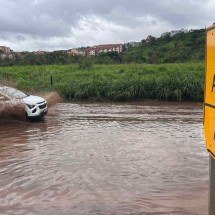 Vídeo mostra 'lagoa' formada por chuva que interdita a BR-381 nesta manhã - Edésio Ferreira/EM/D.A.Press
