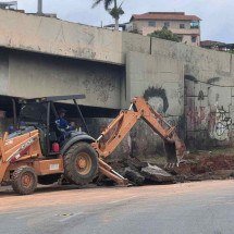 Cristiano Machado tem trecho interditado por afundamento do asfalto - Edésio Ferreira/EM/D.A.Press