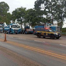 Carreta de 123 metros fecha BR-365 e para após falha mecânica - Reprodução redes sociais/ PRF-MG