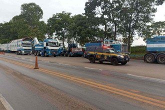 Carreta de 123 metros fecha BR-365 e para após falha mecânica