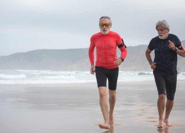 Idosos caminham na praia: longevidade não é apenas quantos anos se vive, mas como se vive esses anos -  (crédito:  Kampus Production)