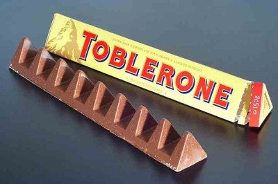 As tradicionais barras de chocolate Toblerone, presentes em prateleiras de mais de cem países, não podem mais ostentar a denominação de “chocolate suíço”. 
 -  (crédito: Ashley Pomeroy/Wikimédia Commons)