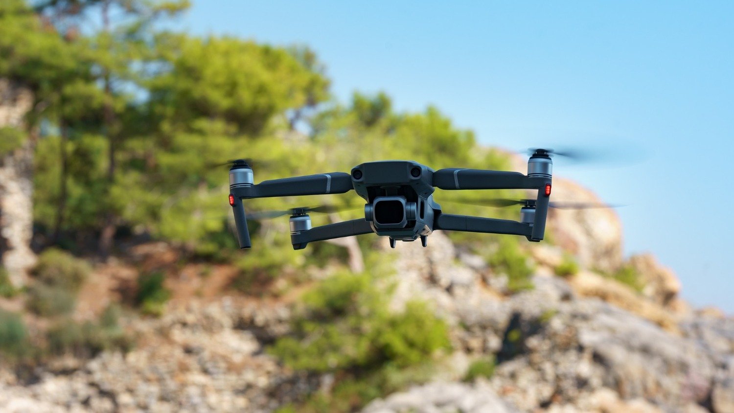 Tecnologia é aliada na conservação de animais em extinção - &amp;lt;a href=&amp;quot;https://br.freepik.com/fotos-gratis/copter-drone-voando-com-camera-digital_11179239.htm#fromView=search&amp;amp;page=1&amp;amp;position=29&amp;amp;uuid=0556a18e-a326-47d5-8d37-39e0ccd1e735&amp;amp;query=drone+sobrevoando+floresta&amp;quot;&amp;gt;Imagem de ArthurHidden no Freepik&amp;lt;/a&amp;gt;