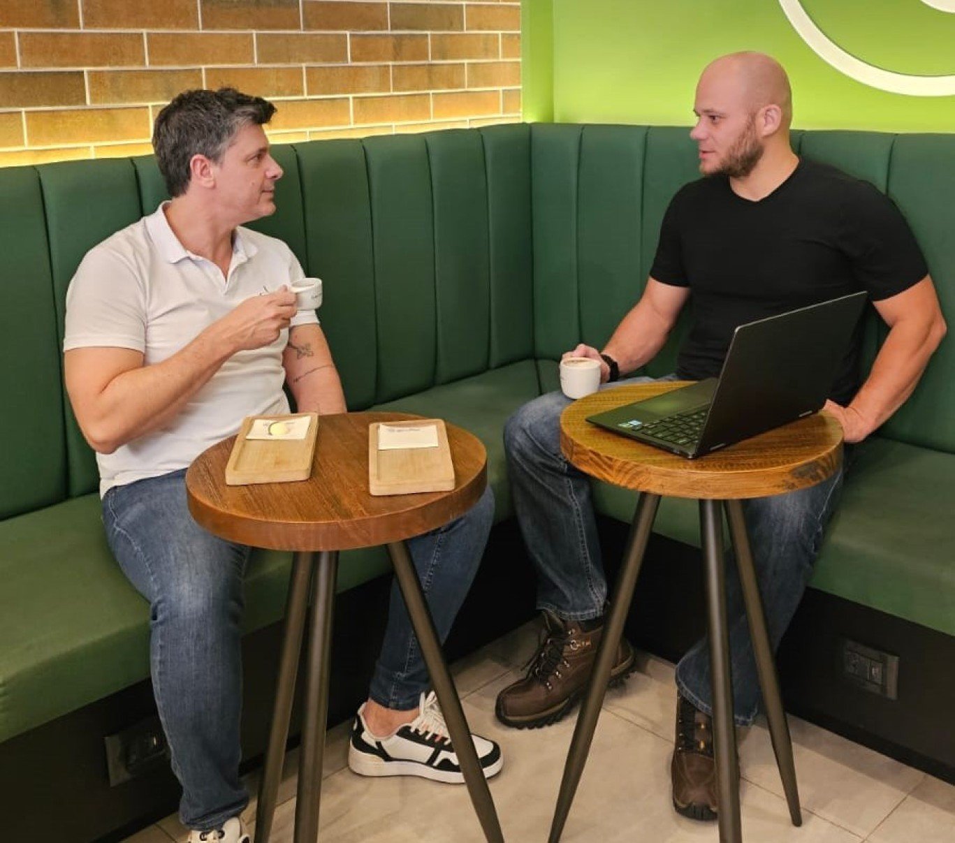 Diogo Assinger lança Enciclopédia das Lutas na Go Coffee - DINO