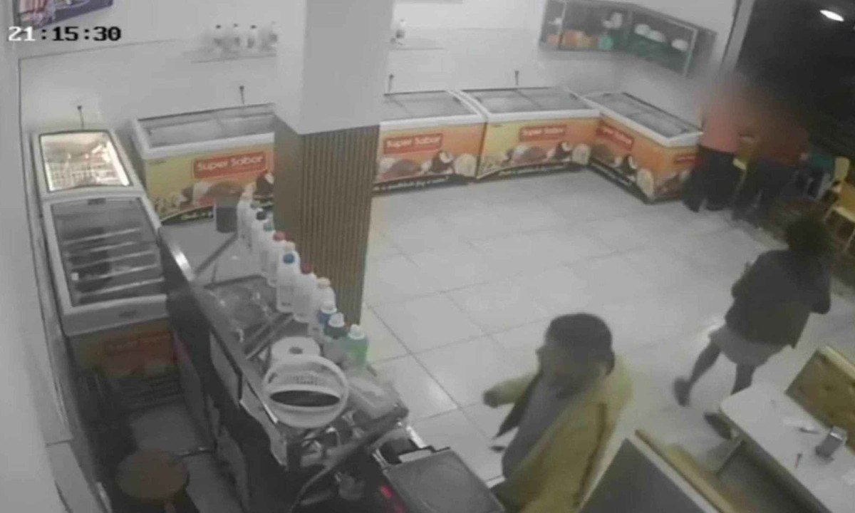 Roubo aconteceu em estabelecimento no Bairro Nacional - (crédito: Câmera de monitoramento/Reprodução)