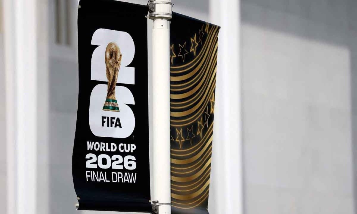 Placas com o sorteio da fase final da Copa do Mundo de 2026 são exibidas do lado de fora do Kennedy Center, nos EUA -  (crédito: Dan Mullan / Getty Images via AFP)