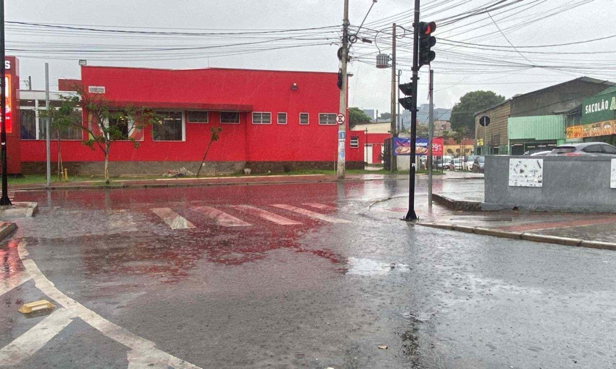 Chuva em Venda Nova na manhã desta quinta-feira (04/12)-Renata Galdino/Em/D.A Press