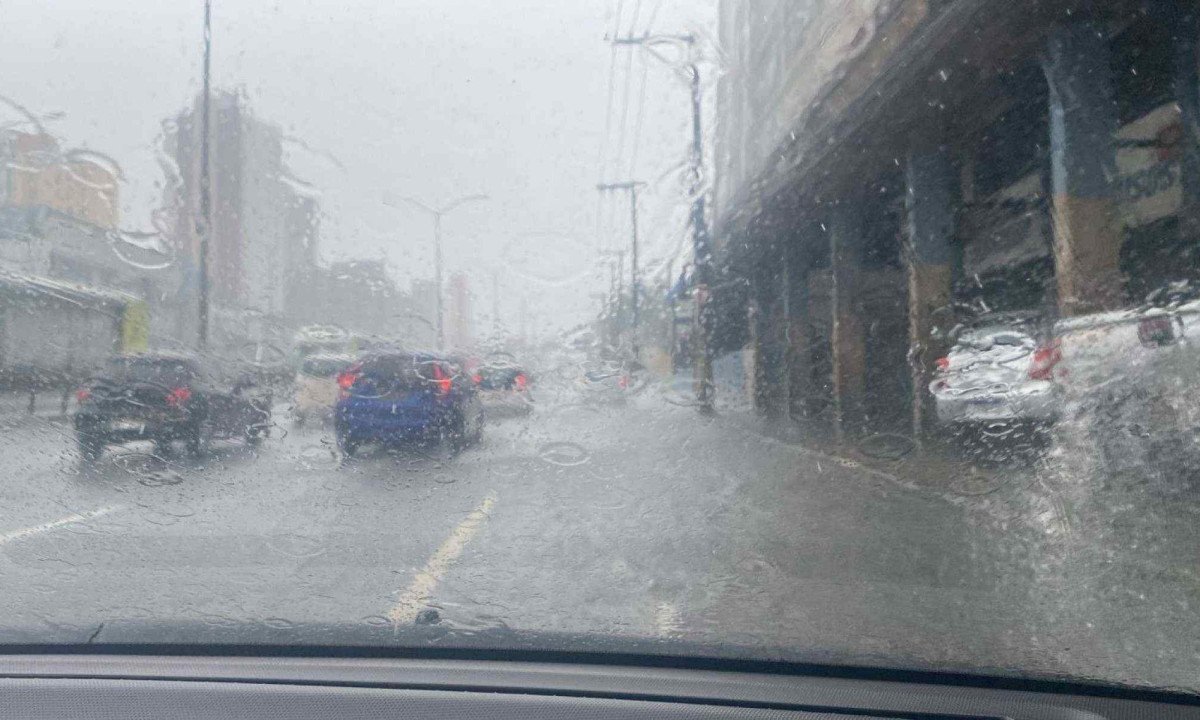 Chuva na Av. Cristiano Machado nesta quinta-feira (04/12)-Renata Galdino/Em/D.A Press