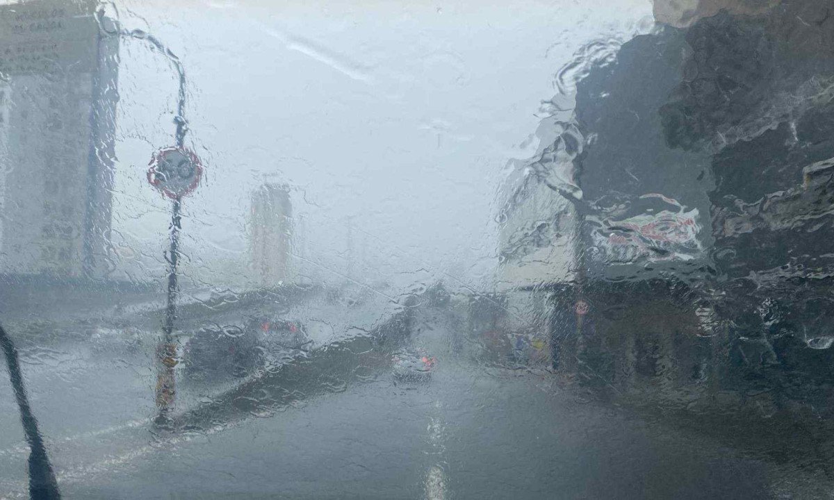 Chuva na Av. Cristiano Machado nesta quinta-feira (04/12)-Renata Galdino/Em/D.A Press