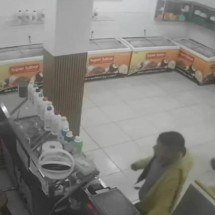 Grande BH: homem pega celular da mão de criança em sorveteria e foge; VÍDEO - Câmera de monitoramento/Reprodução