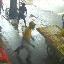 Populares intervieram na ação, conseguindo tomar o pedaço de pau do homem, que fugiu -  (crédito: Câmera de monitoramento/Reprodução)