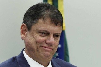 Aliados veem Tarcísio fortalecido após embate no clã Bolsonaro