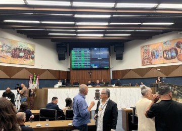 Vereadores durante sessão que aprovou a abertura do processo de cassação de Lucas Ganem (Podemos) na Câmara de BH -  (crédito: Sílvia Pires/EM/D.A.Press)
